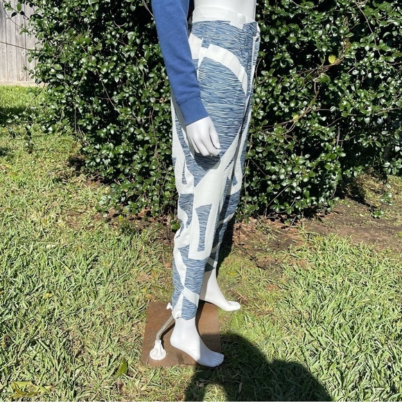 Akira Tapered Leg Printed Cropped Relaxed Fit Trousers - Picture 4 of 9